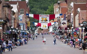 The crowd lines the street at Deadwoods Days of 76